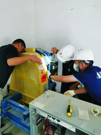 中安检测画册中的检验现场 03